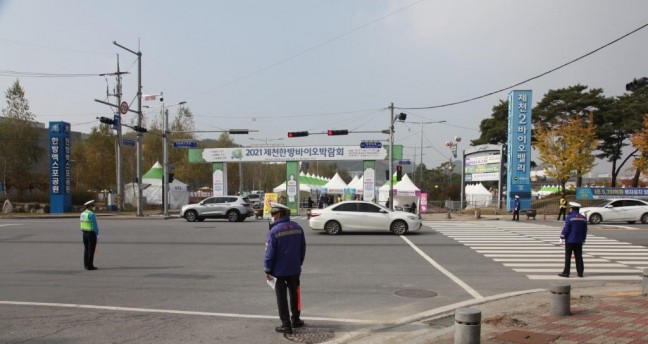 2021제천한방바이오박람회행사 관람 방문객들의 교통안전사고예방을 위해 제천개인택시모범운전자회가 나섯다.