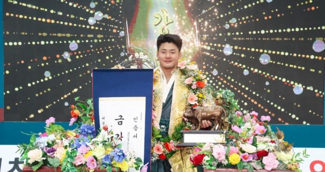 ‘새신랑’ 태안군청 임경택, 2년 연속 금강장사 ‘꽃가마’