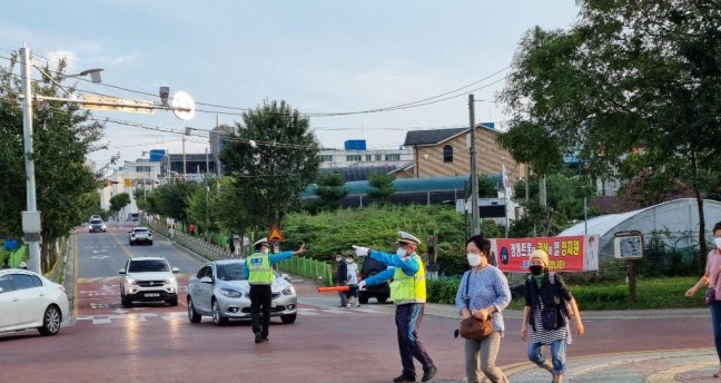 제천시 지역 행사장 및 공사장 도로, 차량사고현장에서 시민 교통안전사고예방을 위해 제천시모범운자회가 나섯다.