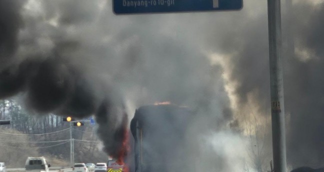 제천시 고명동의 도로에서 시멘트사 폐연료 운반차량에서 화재 발생....엔진 과열에 의한 화재로 추정