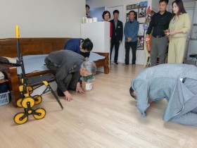 99세이상 어르신 가구 카네이션 꽃바구니 전달 (2).jpg