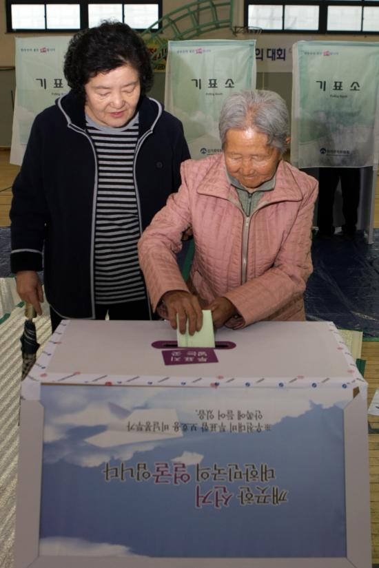 김석환 홍성군수 투표하는 모습