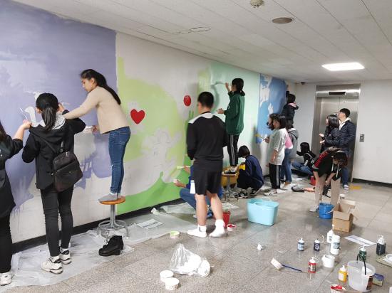 “경덕중학교, 다문화 학생과 일러스트 동아리 학생들이 함께 그린 벽화”