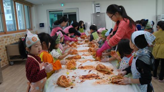 단양유치원, 마을-학교 협력 수업 ‘행복한 김장 담그기’